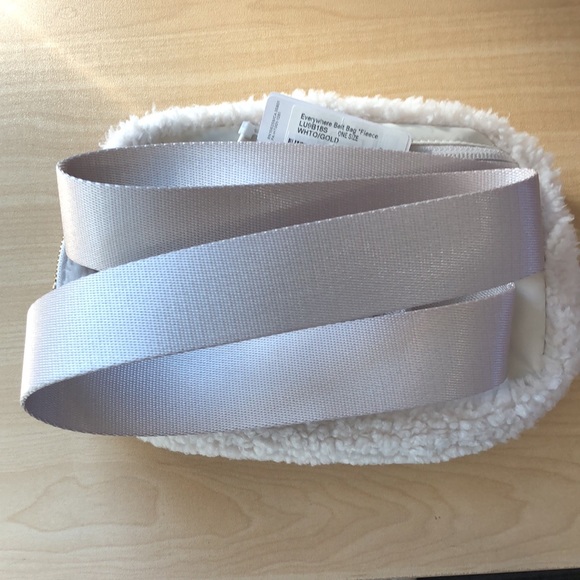 NWT lululemon Everywhere Belt Bag *Fleece - Picture 5 of 5